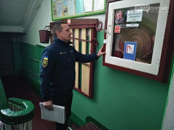 Спасатели проверили соблюдение правил пожарной безопасности в Селидовском отделе образования, фото-1