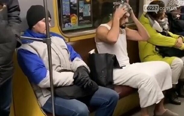 Мужчина просто взял и помыл голову в вагоне киевского метро, фото-1