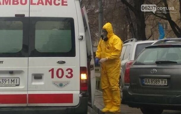 В Киеве заметили медиков в защитных костюмах, фото-1