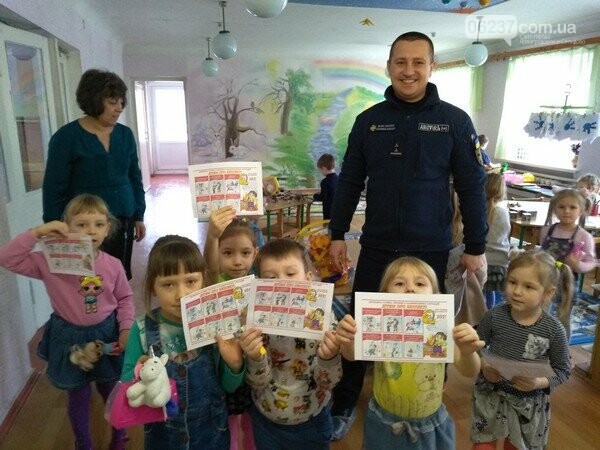 Селидовские спасатели рассказали воспитанникам детского сада о безопасности, фото-1