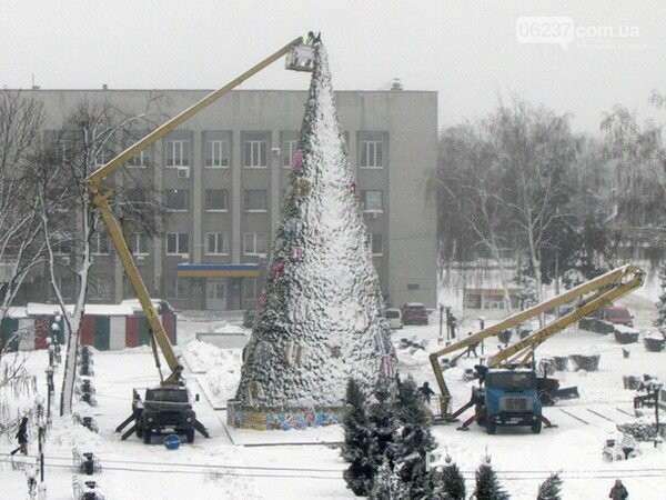 В Покровске только сегодня начали разбирать главную новогоднюю елку, фото-1