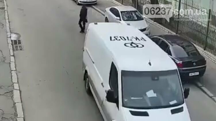 На видео попало, как бусик в Киеве маневрировал с пешеходом под колесами, который остался жив, фото-1