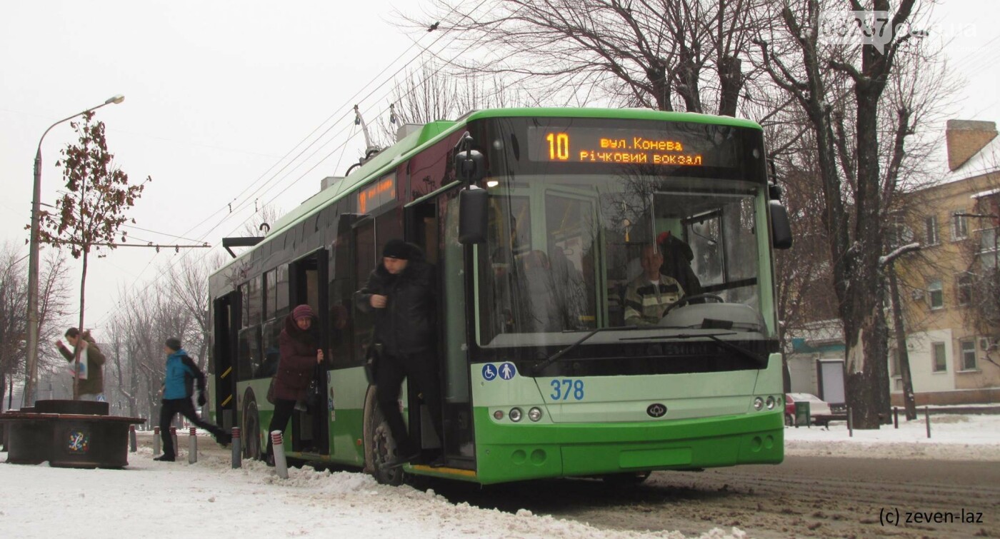 В Киеве водитель троллейбуса "подрезал" курьера на дороге и жестко поплатился, видео, фото-1