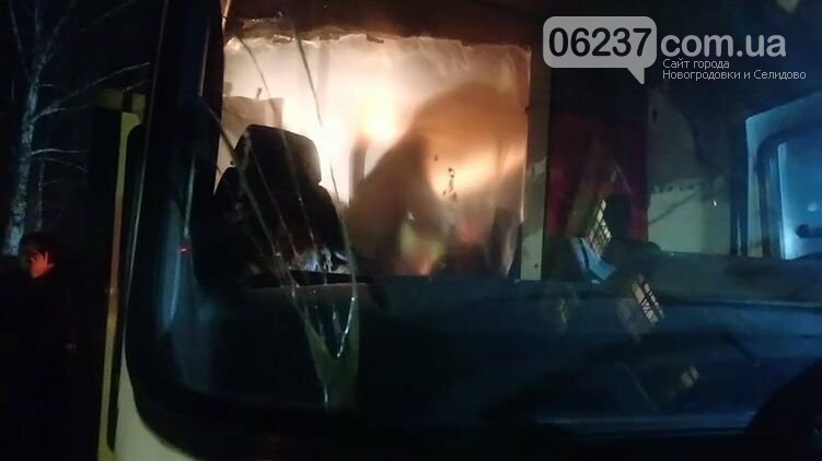 Журналист показал фото автобуса с разбитыми стеклами, на котором эвакуированных из Уханя привезли в Новые Санжары, фото-1