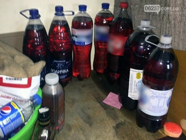 Селидовские полицейские выявили факт незаконной торговли спиртными напитками работником одного из предприятий, фото-1