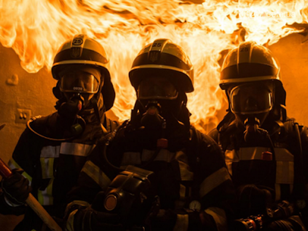 В Селидово пожарные спасли из горящей квартиры двоих человек, фото-1