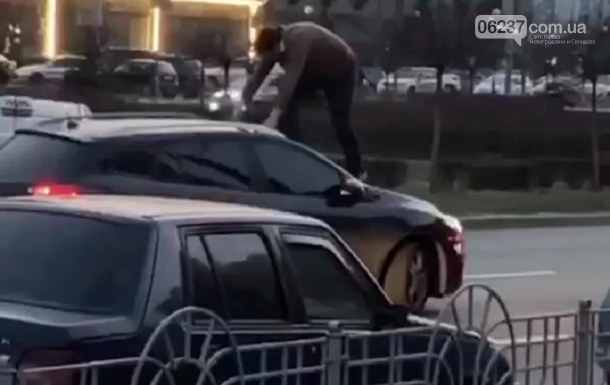 В Киеве таксист забрался на крышу движущегося авто, фото-1