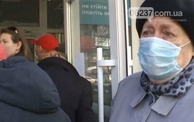 В Киеве пенсионеры штурмовали банк, чтобы заплатить за коммуналку, фото-1