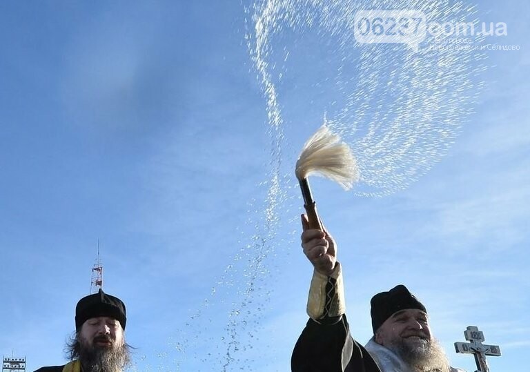В Бердянске священники на грузовике окропили город святой водой, фото-1