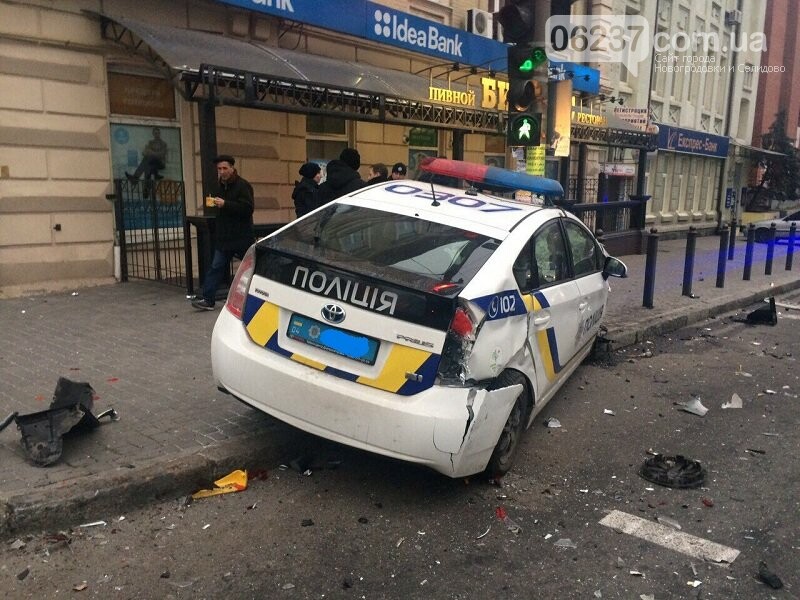 В Киеве автомобиль патрульных столкнулся с такси, фото-1