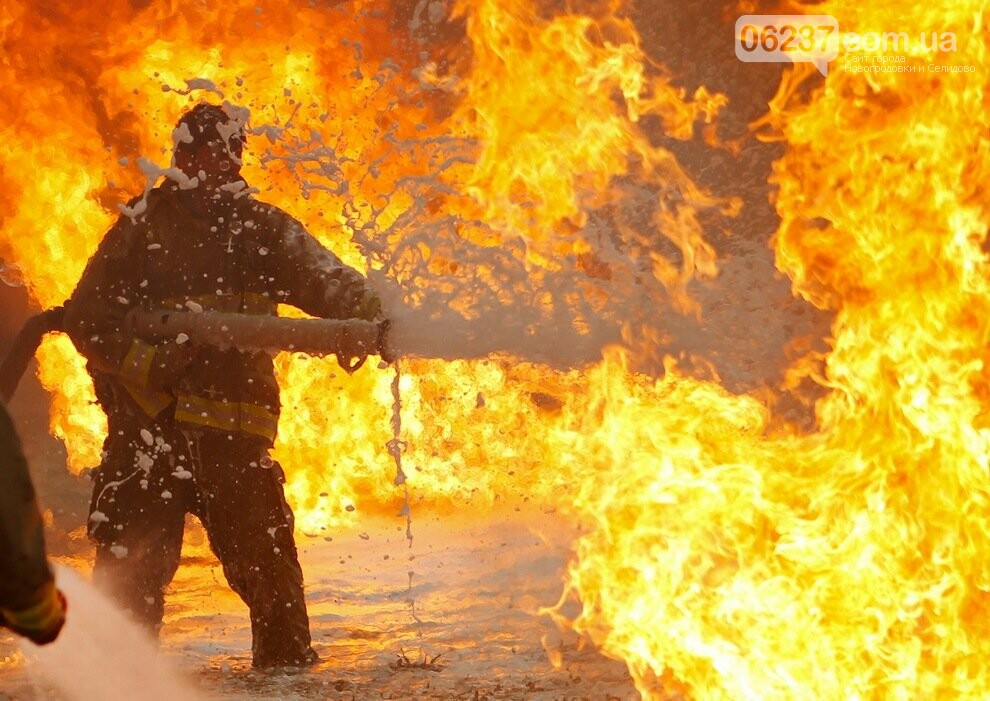 Во время пожара в Селидово спасателям удалось спасти мужчину, фото-1