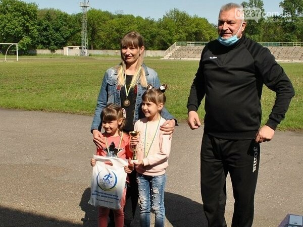 В Новогродовке спортивные семьи наградили за участие в соревнованиях, фото-1