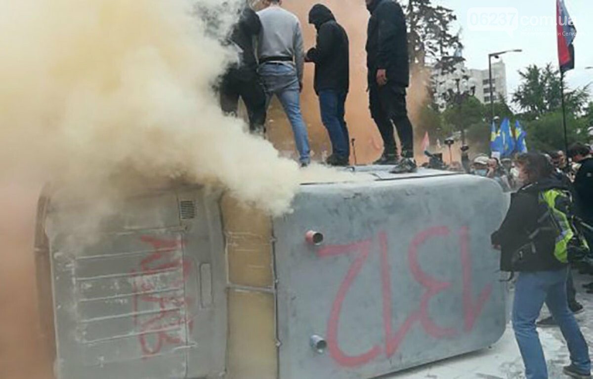Националисты под Радой во время акции сожгли старый милицейский "бобик"., фото-5