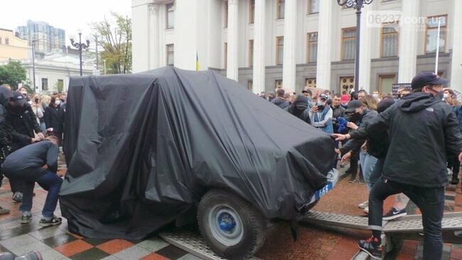 Националисты под Радой во время акции сожгли старый милицейский "бобик"., фото-4