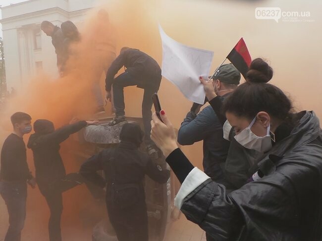 Националисты под Радой во время акции сожгли старый милицейский "бобик"., фото-2