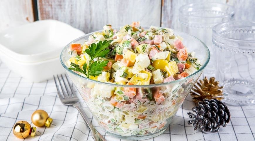 Рецепты на Новый год: как приготовить салат Оливье с курицей