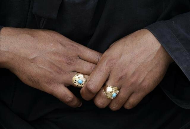 Обручальное кольцо на какой руке носят мусульмане. Обручальные кольца мусульманские мужские. Кольцо на мизинец мужское. Мужская Золотая печатка на руке. Мужское обручальное кольцо перстень.