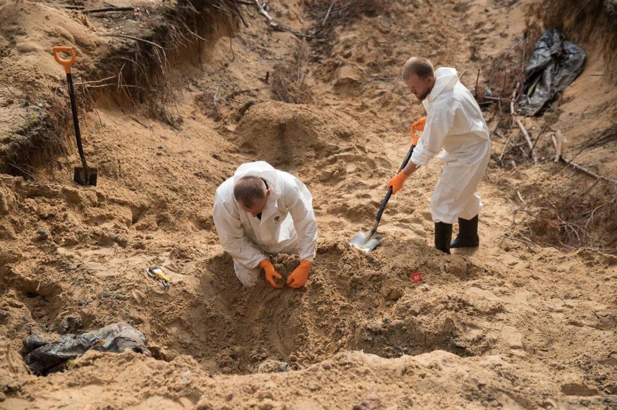 З місця масового поховання в Ізюмі ексгумовано вже 146 тіл, з них двоє - дитячих, фото-1