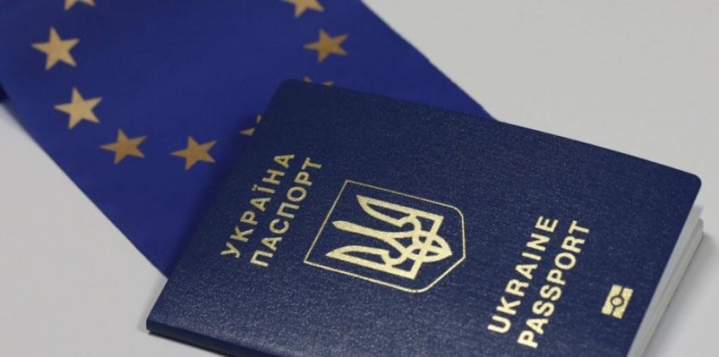 Украинцы массово штурмуют миграционные службы ради биометрических паспортов