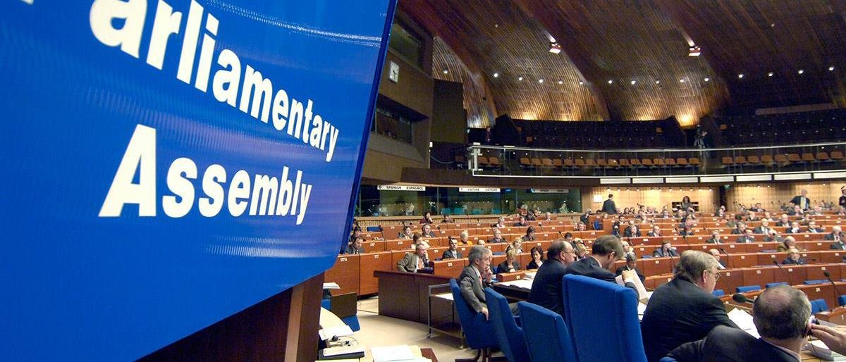 У ПАРЄ вимагають скасувати український освітній закон