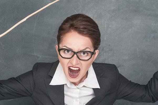 У РФ оштрафували вчительку, яка написала “дурень” на лобі учня