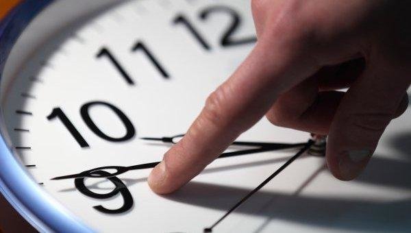 Кто и зачем придумал переводить время на целый час?