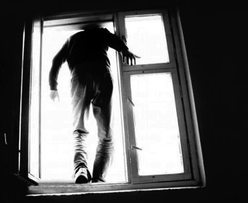 В Селидово подросток выпал из окна седьмого этажа