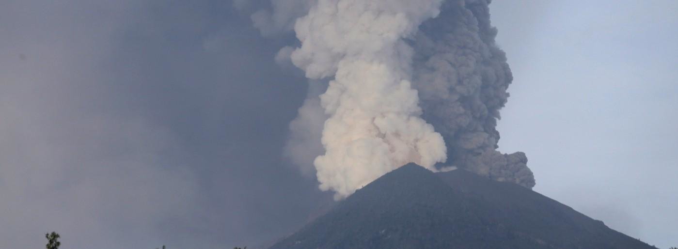 Из-за извержения вулкана на Бали эвакуируют 100 тыс. человек