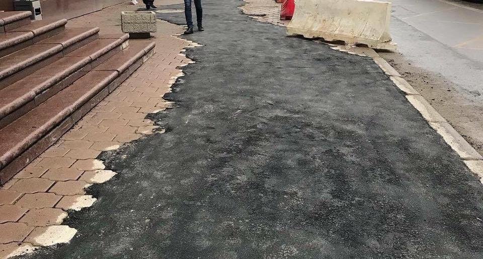 В Москве на плитку постелили асфальт