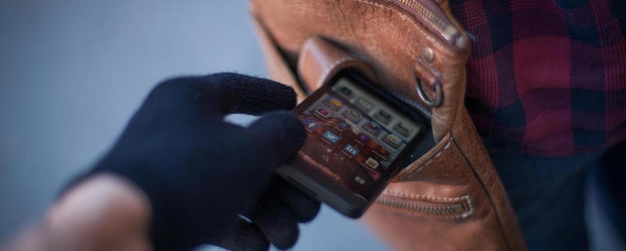 В Покровске под видом полицейских преступники грабят детей