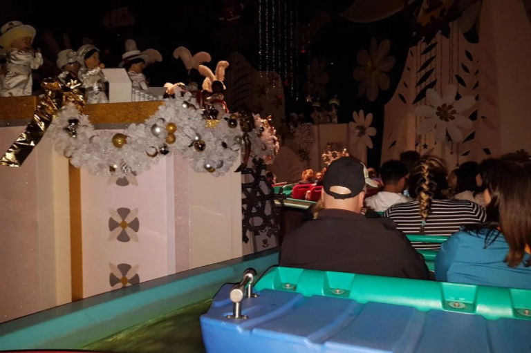 Посетители аттракционов "Диснейленда" в Калифорнии были эвакуированы из-за сбоя в подаче электричества