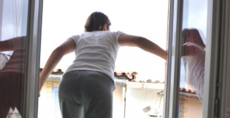 Не выдержала пыток любимого: под Киевом девушка выбросилась из окна