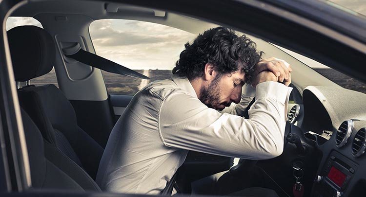 Похититель украл авто и уснул. Полиция нашла его на парковке