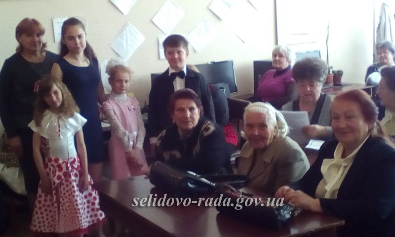 У місті Селидове читали вірші про матір, бабусю та родину, фото-2