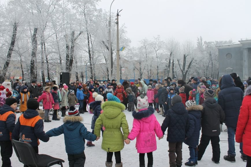 Дед Мороз и его помощники открыли новогоднюю елку в Новогродовке, фото-5