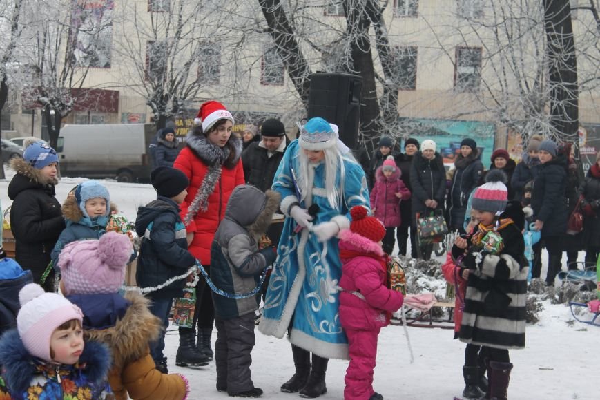 Дед Мороз и его помощники открыли новогоднюю елку в Новогродовке, фото-3