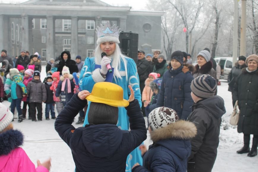 Дед Мороз и его помощники открыли новогоднюю елку в Новогродовке, фото-6