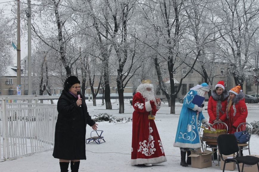 Дед Мороз и его помощники открыли новогоднюю елку в Новогродовке, фото-2