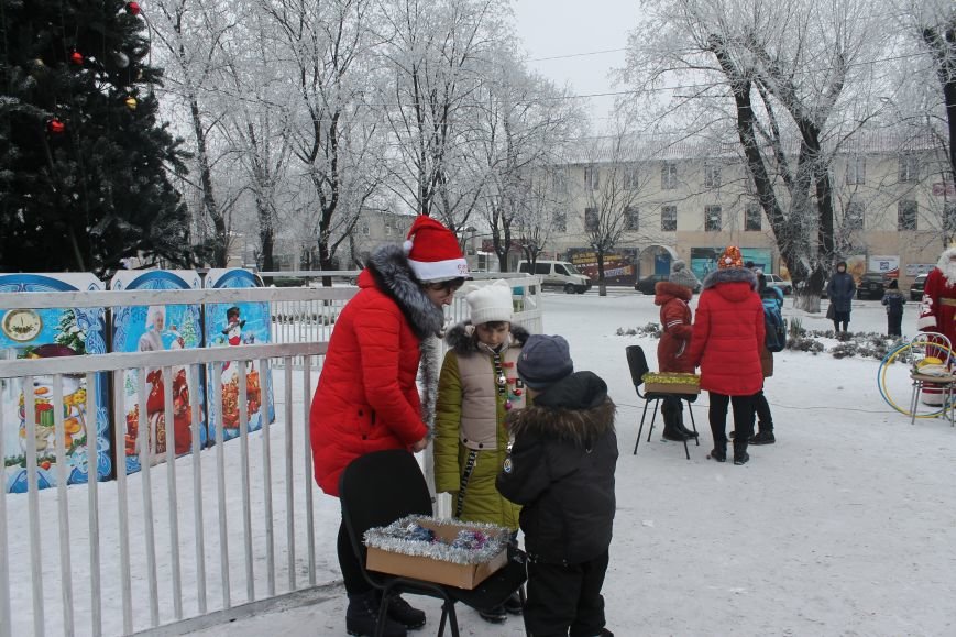 Дед Мороз и его помощники открыли новогоднюю елку в Новогродовке, фото-4