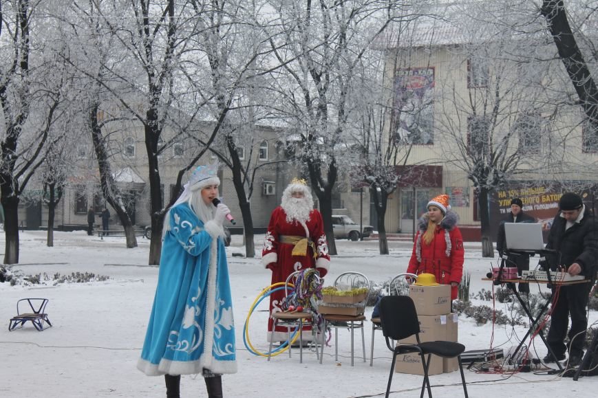 Дед Мороз и его помощники открыли новогоднюю елку в Новогродовке, фото-1